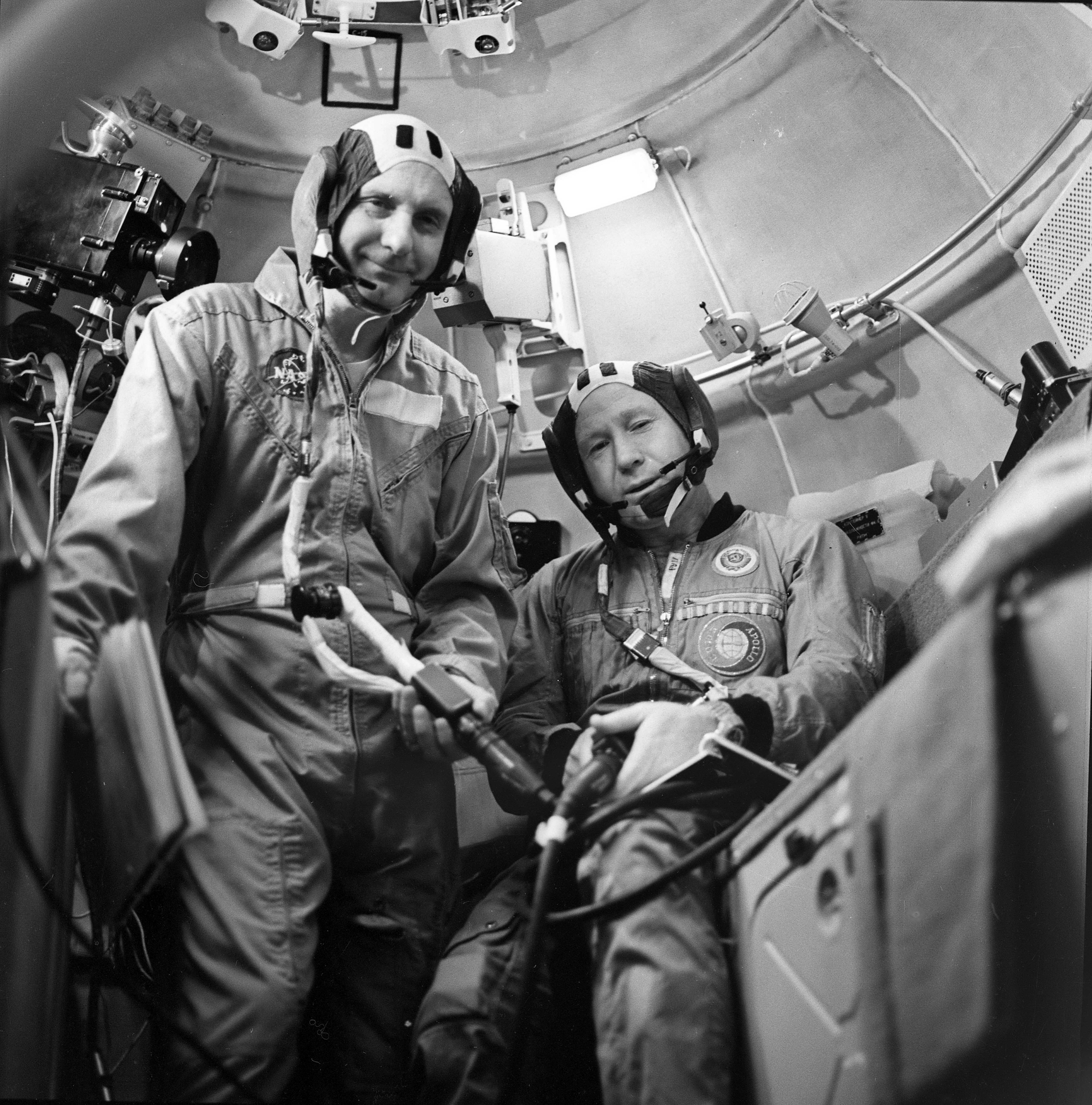 Космонавт полетевший в космос вторым. Леонов и Беляев космонавты. 1965 Полет Леонова и Беляева.
