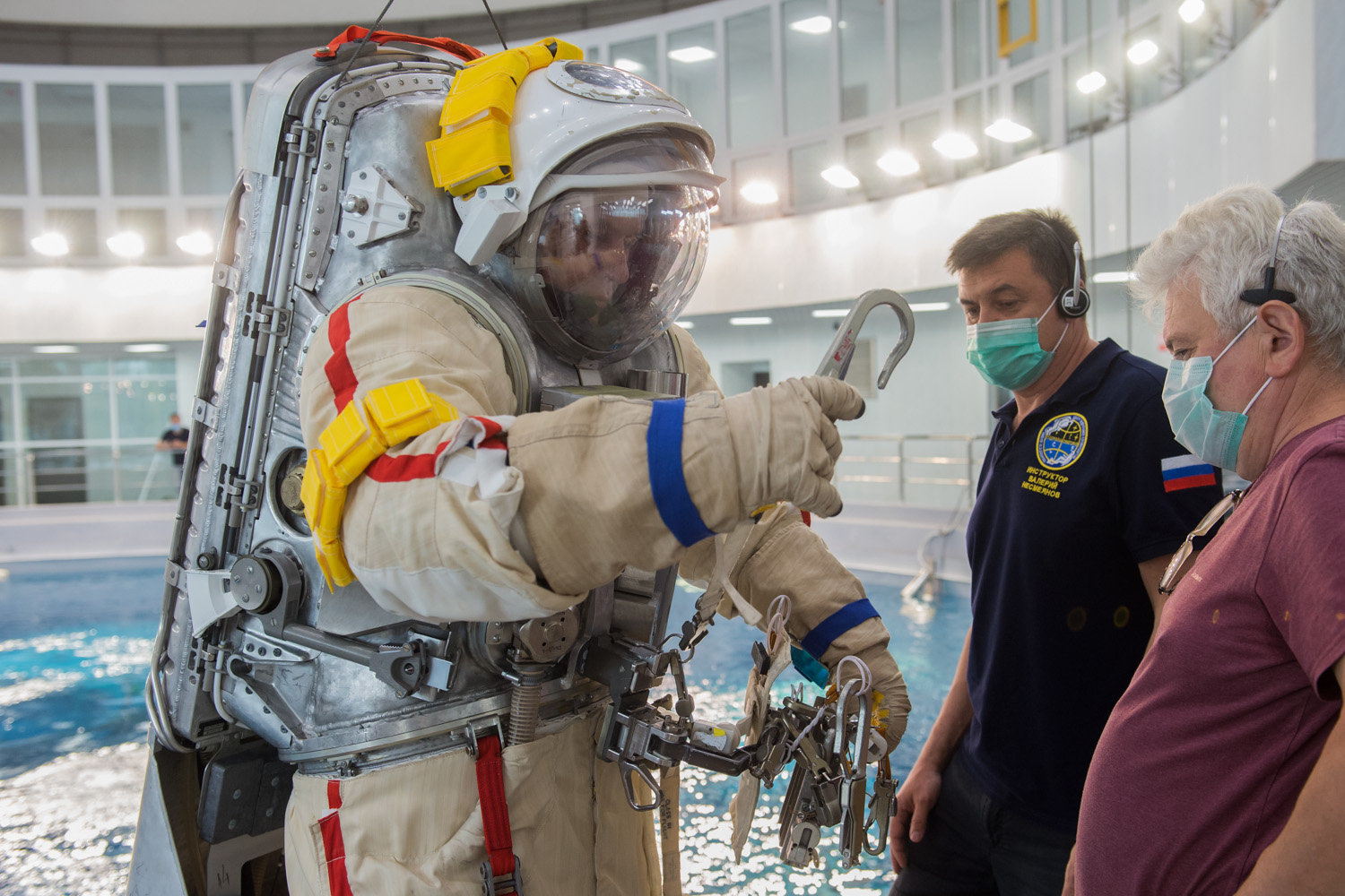 Сегодня космический день. Центр подготовки Космонавтов. Гидролаборатория центра подготовки Космонавтов. Работа в космосе. Строительно монтажные работы в космосе.