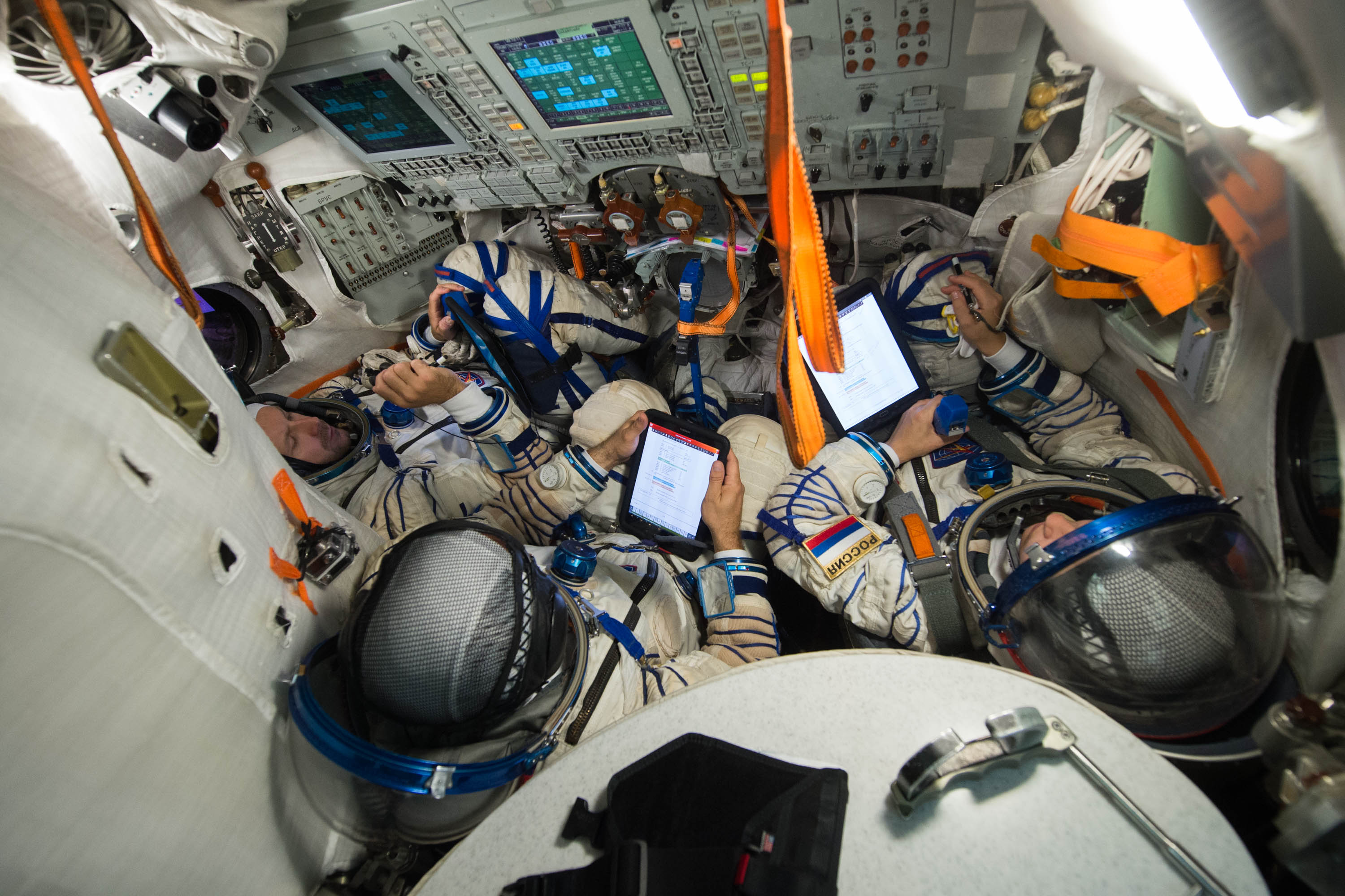 Какие профессии в космосе. Экипаж Союз МС 09. Союз МС внутри. Космонавт. Профессии на космическом корабле.