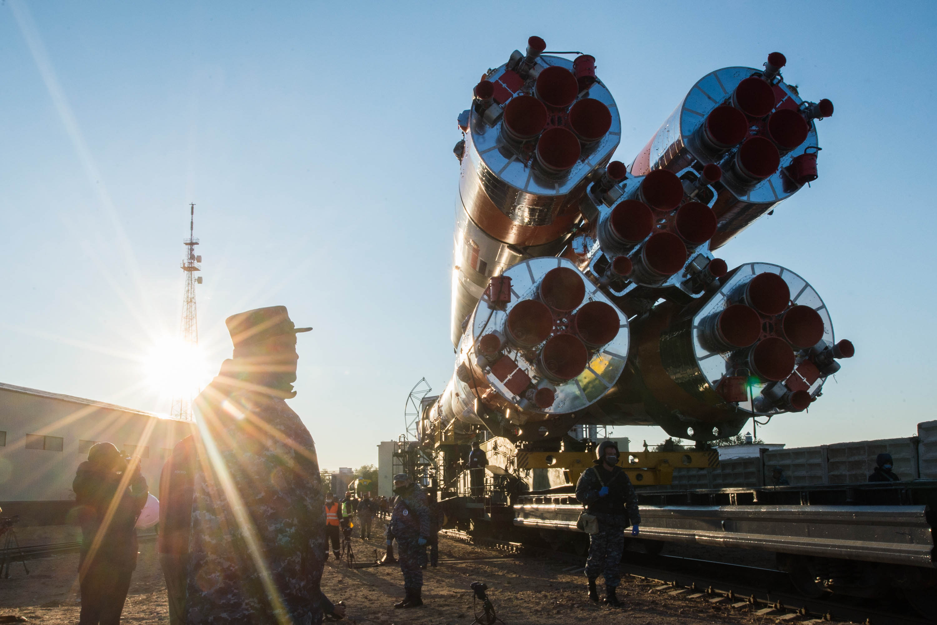 Ракета мкс. Союз-2.1а ракета-носитель. Необычные ракеты. Байконур украшен ракета. Вывоз ракеты на старт Байконур.