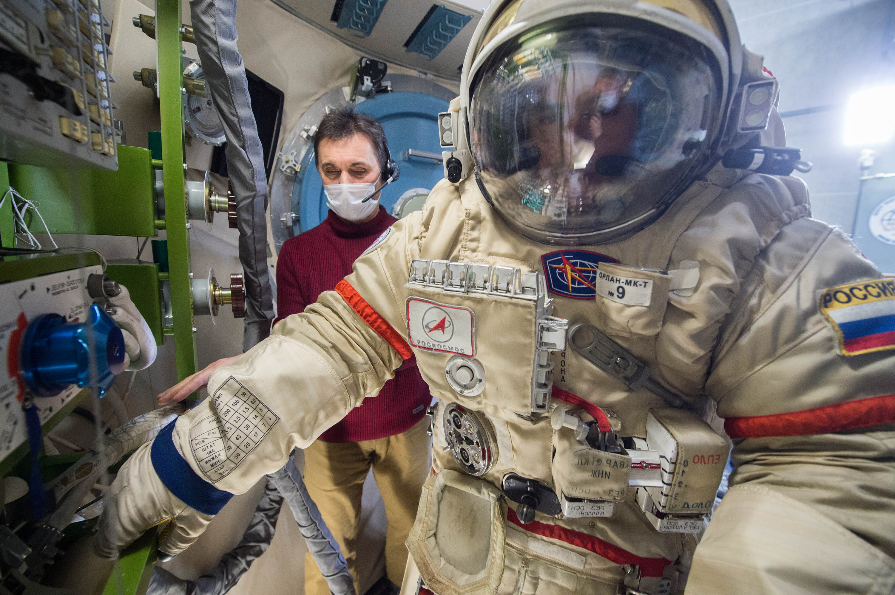 Самый возрастной командир экипажа мкс магаданец. Космонавты на МКС. Роскосмос МКС. Экипаж МКС 2024. МКС-67 фото.
