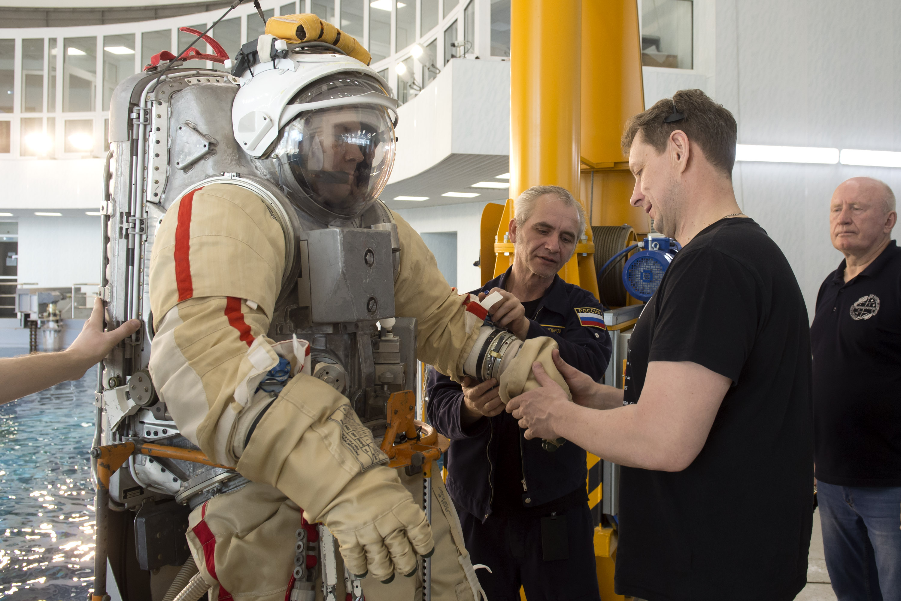 Зарплата космонавтов в 2023 россии месяц. Космонавты тренируются. Антарктида тренировки Космонавтов. Тренировка Космонавтов. Космонавты Воркута тренировка.