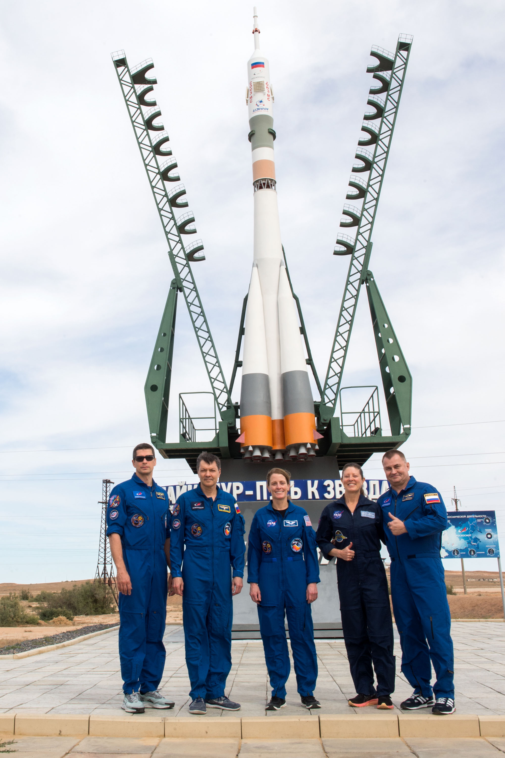 Гагарин сливает. Байконур космодром космонавты. Экипаж МКС-70. МКС-70 Экспедиция. Автобус для Космонавтов Байконур.