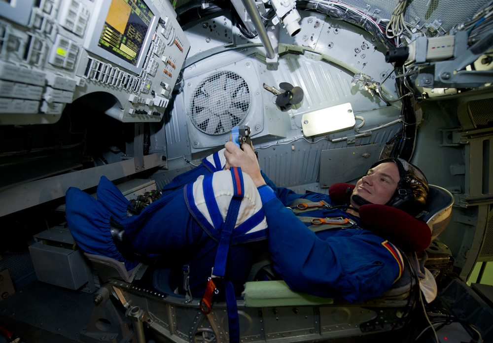 Где то в космосе летит. Экипаж Союз ТМА-07м. Космонавт в корабле. Полет космического корабля.