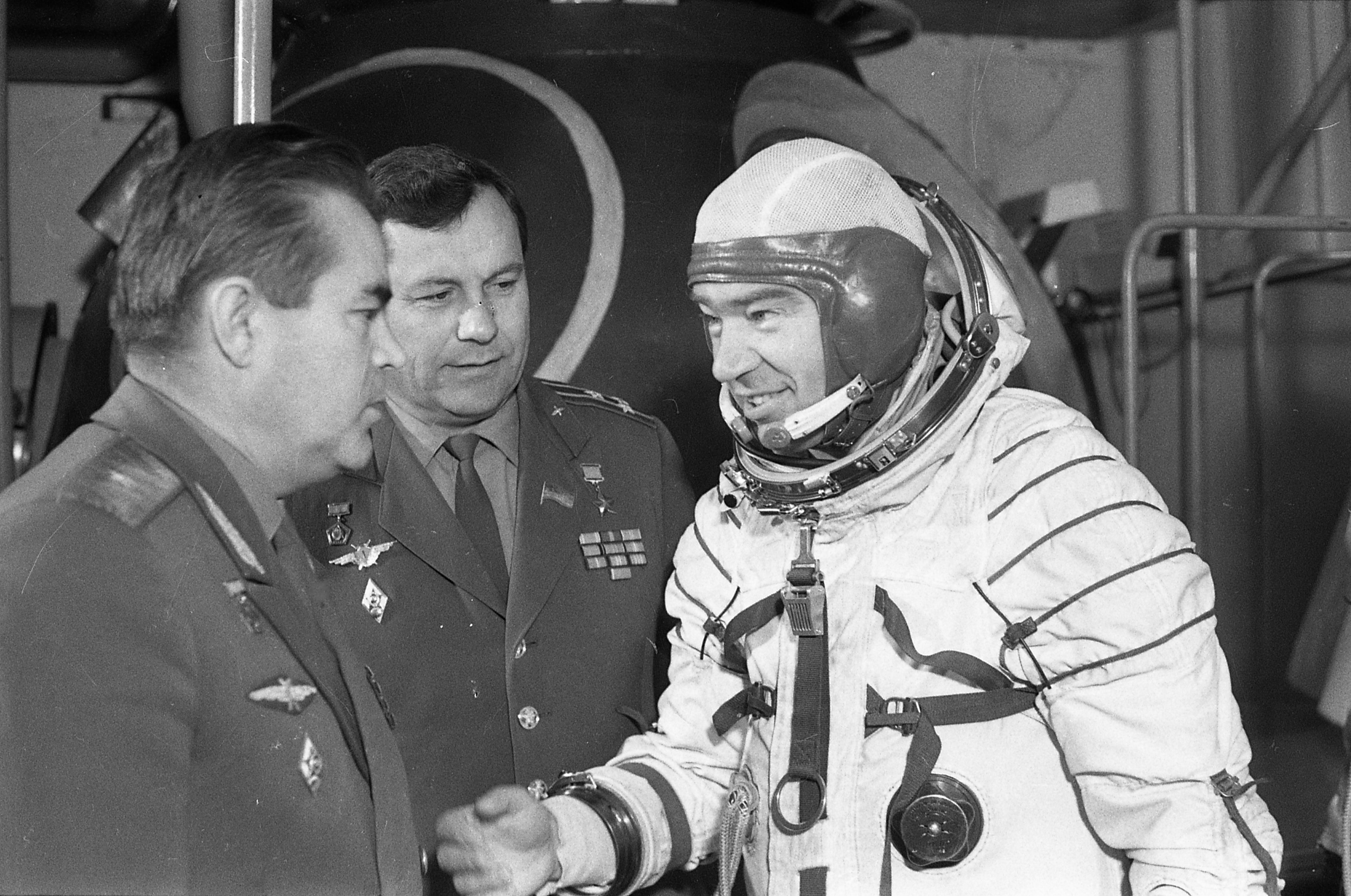 Полет первого в мире космонавта юрия. Космонавт СССР Гречко. Лётчики-космонавты СССР Гречко.