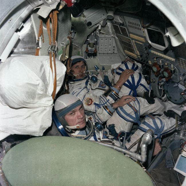 Станция салют 7 1985 год. Салют 7 Джанибеков Савиных. Салют 7 космонавты Джанибеков и Савиных.
