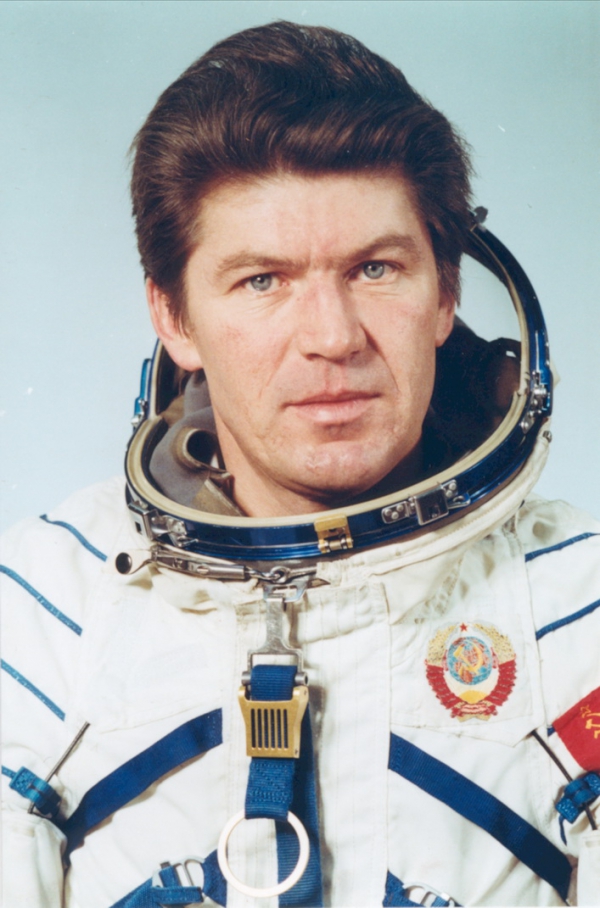 Дважды Герой Советского Союза, летчик-космонавт СССР В.В. Рюмин отмечает свой День рождения