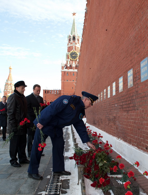 vozlozheniye tsvetov samokytyaev.jpg